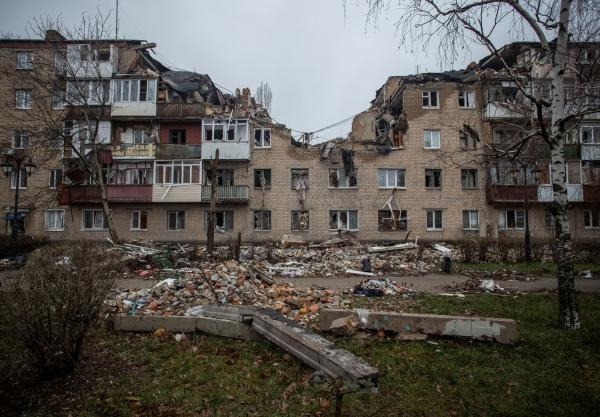 مبنى في إحدى مدن أوكرانيا دمره القصف الروسي - رويترز