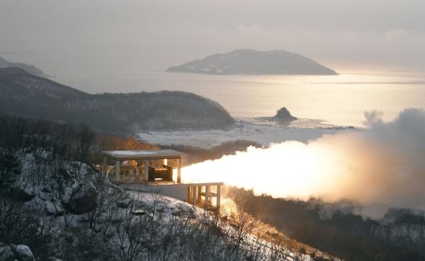 الاختبار الأرضي لمحرك صاروخي يعمل بالوقود الصلب في كوريا الشمالية- د ب أ