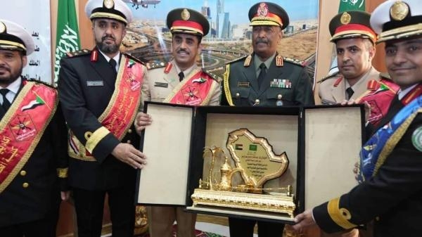 قادة عسكريون سعوديون يكرمون رئيس مجلس السيادة السوداني - اليوم