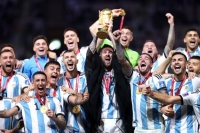 ليونيل ميسي يحمل كأس العالم
