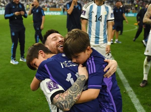 احتفال ميسي مع أولاده بلقب كأس العالم