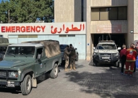 جنود لبنانيون يقفون جوار سيارة لليونيفيل خارج مستشفى صيدا - رويترز