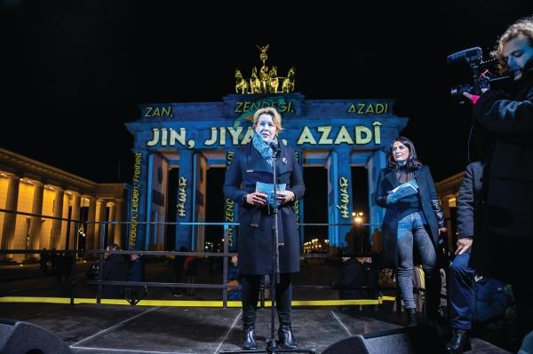 بوابة برلين مضاءة بشعار الانتفاضة الإيرانية تضامنًا مع المحتجين - د ب أ