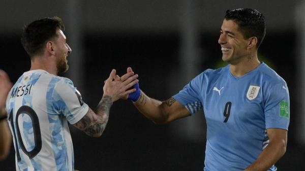 مكالمة فيديو تقحم سواريز احتفالات ميسي والأرجنتين بلقب كأس العالم