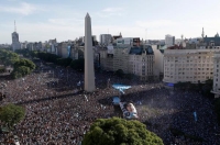 الأرجنتينيون يحتفلون بفوز منتخب بلادهم بكأس العالم العالم لكرة القدم في بوينس أيريس - رويترز