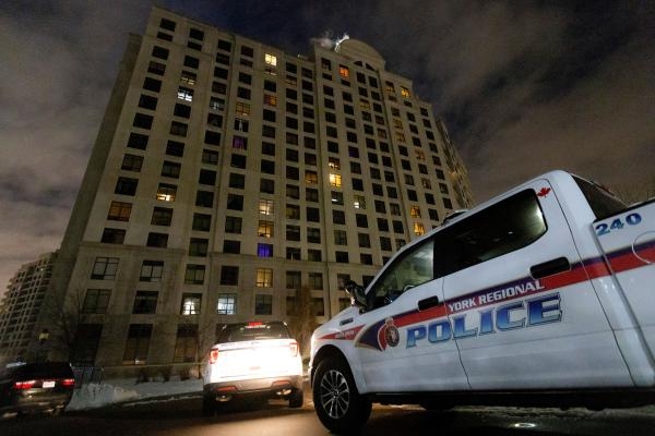 سيارات الشرطة متوقفة في الممر بعد إطلاق نار جماعي مميت في مبنى سكني في تورونتو - رويترز 