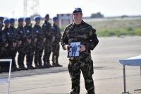 أحد جنود «اليونيفيل» يحمل صورة الجندي الضحية - اليوم