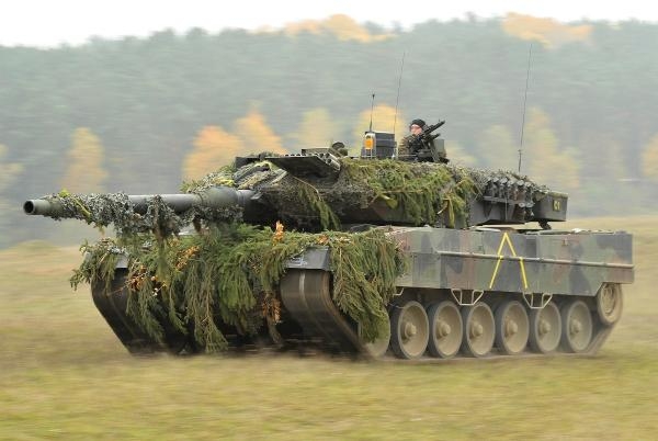 التشيك تتسلم من ألمانيا أول دبابة ليوبارد 2 القتالية