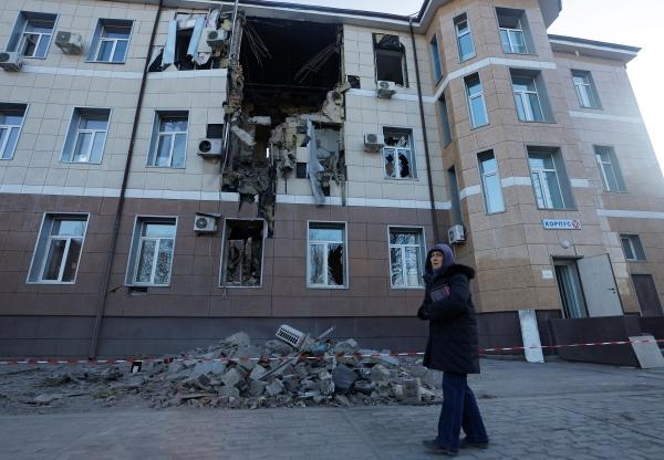 مبنى دمره القصف الروسي على بلدة باخموت في منطقة دونباس الأوكرانية - رويترز