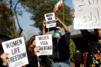 متظاهرون ضد الملالي أمام سفارة إيران في مكسيكو سيتي - رويترز