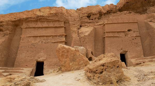مغاير شعيب تتميز بواجهات ومقابر منحوتة في الحجر الرملي- موقع روح السعودية