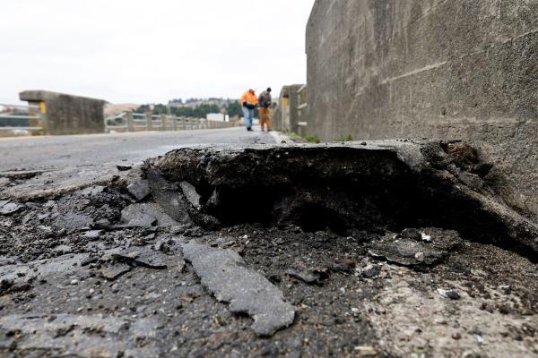 تصدع كبير في سطح أحد الطرق بسبب الزلزال- رويترز