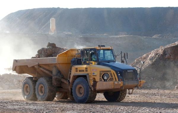 شاحنة تعدين تنقل خامًا من المواد الأرضية النادرة في كاليفورنيا - رويترز
