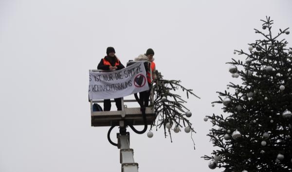 واقعة اعتداء جديدة.. نشطاء البيئة يقطعون شجرة الكريسماس في برلين