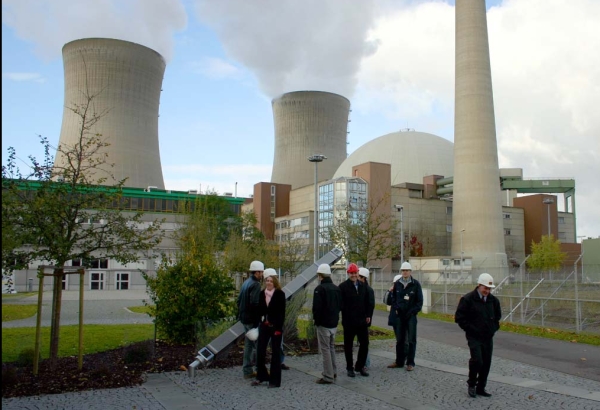 عمال أمام إحدى محطات الطاقة النووية في ألمانيا - ويكبيديا