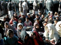 الفتيات والفتيان الأفغان يحضرون الجلسات المدرسية في الهواء الطلق - مشاع إبداعي