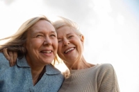 تعيش النساء عمرًا أطول من الرجال لأسباب جينية وأخرى تتعلق بنمط الحياة- مشاع إبداعي