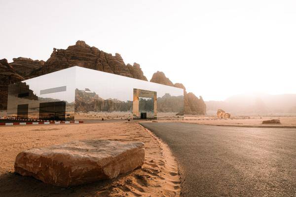 هيكل ضخم تغطيه المرايا التي تعكس مناظر مذهلة للأراضي الصحراوية المحيطة - روح السعودية