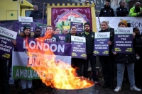 عمال الإسعاف يشاركون في إضراب حول الأجور وسط نزاع مع الحكومة البريطانية - رويترز
