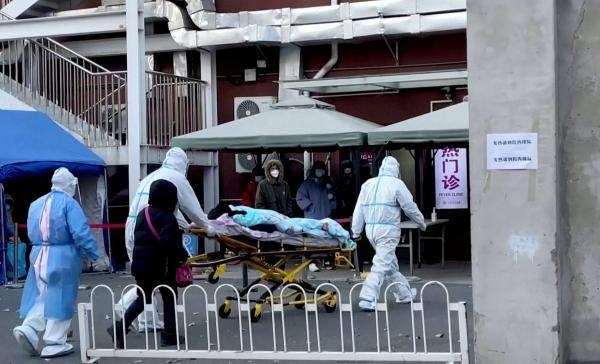طاقم طبي ينقل مريضًا إلى عيادة في مستشفى تشاويانغ ببكين- رويترز