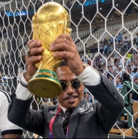 الشيف نصرت يحمل كأس العالم- حساب نصرت على إنستجرام