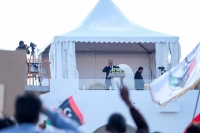 المشير حفتر يخاطب الليبيين بمدينة بنغازي في احتفال ذكرى استقلال البلاد - رويترز