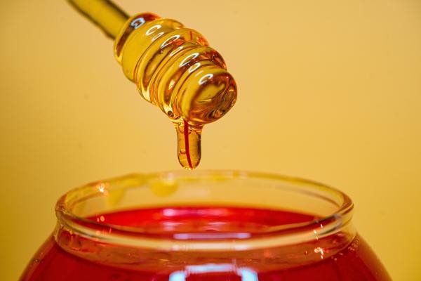 يساعد العسل على معالجة شوائب البشرة وتهدئة الحكّة بها - مشاع إبداعي