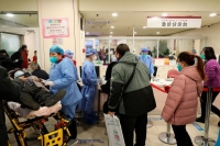يصطف المرضى لتلقي العلاج في قسم الطوارئ في مستشفى بكين تشاويانغ - رويترز