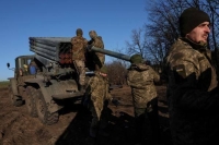 الهجمات الأوكرانية تستمر على المناطق التي تتركز فيها القوات والمعدات الروسية- رويترز