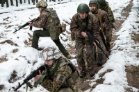 جنود أوكران يشاركون في تدريبات عسكرية بالقرب من حدود بيلاروسيا- رويترز