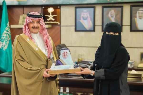  الأمير سعود بن نايف يسلم شهادات التخرج لخريجات برنامج التصوير الفوتوغرافي والرقمي ومعالجة الصور للفتيات - إمارة المنطقة على تويتر 