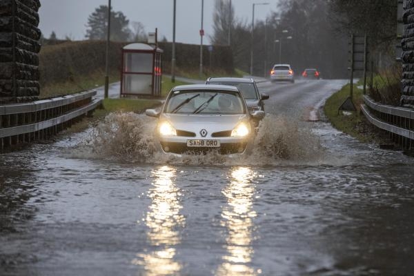 الفيضانات تضرب أجزاء من المملكة المتحدة.. وتقطع الطرق إلى إسكتلندا