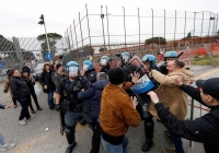  أقارب سجناء يشتبكون مع الشرطة بعد تعليق الزيارات العائلية بإيطاليا - رويترز آذار.