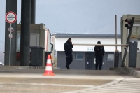 ضابطا شرطة عند معبر ميردار الحدودي بين كوسوفو وصربيا - رويترز