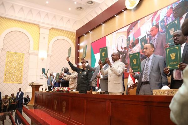 رئيس المجلس السيادي السوداني ونائبه يوقعان على الاتفاق الإطاري مع بعض القوى - رويترز