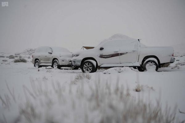 تتساقط الثلوج بغزارة على منطقة الحدود الشمالية في عدة مدن ومراكز- واس