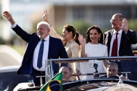 رئيس البرازيل لولا دا سيلفا وزوجته يلوحان لأنصارهما- رويترز