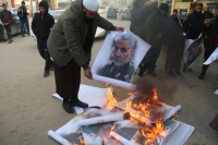 متظاهرون يحرقون صورا للإرهابي الذي قتلته أمريكا في بغداد قبل 3 سنوات - اليوم