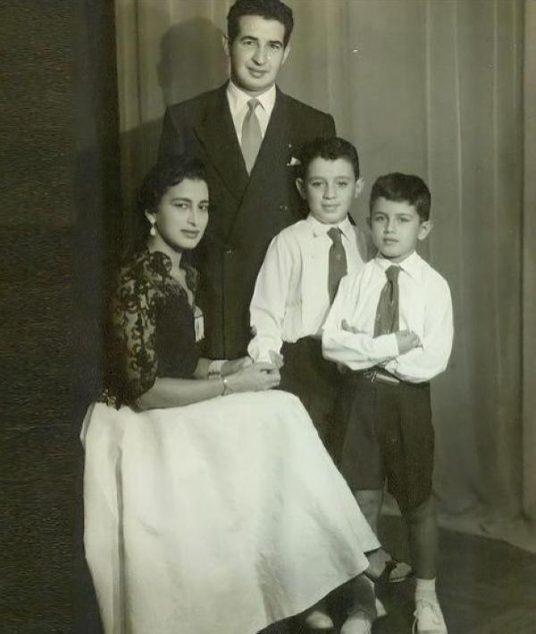 إحسان عبد القدوس وأسرته- صورة من أرشيف الأسرة