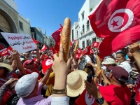 متظاهرون في أثناء احتجاجهم على الاستفتاء على الدستور الجديد في تونس - رويترز
