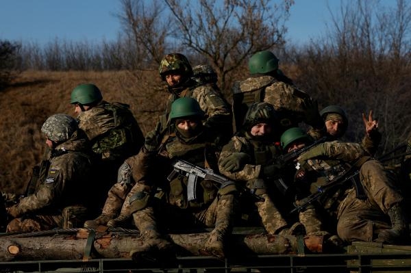 جنود أوكرانيون أثناء قيامهم بمناورات بالقرب من خط المواجهة مع روسيا- رويترز