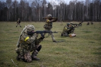جنود أوكران في تدريبات عسكرية بالقرب من الحدود مع بيلاروسيا - رويترز