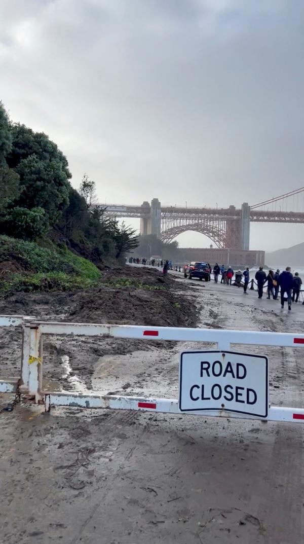 غلق طريق نتيجة العواصف في سان فرانسيسكو بكاليفورنيا - رويترز
