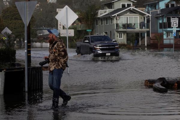 آثار الأمطار الغزيرة التي ضربت كاليفورنيا منذ الأربعاء الماضي - رويترز