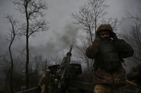 جنود أوكران يطلقون النار باتجاه القوات الروسية - رويترز
