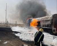 الدفاع المدني يخمد حريقًا في ناقلة وقود إثر انقلابها في نجران