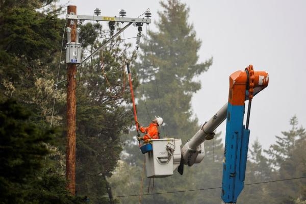 أمطار كاليفورنيا الغزيرة تسبب في انقطاع الكهرباء - رويترز