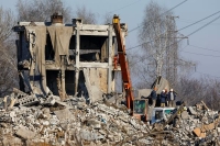 عمال يزيلون حطام مسكن مؤقت للجنود الروس دمره القصف الأوكراني- رويترز