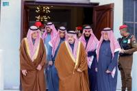 أمير الرياض يؤدي صلاة الميت على الأمير فيصل بن مشاري