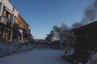 أعمدة الدخان تتصاعد من غارة روسية خلال وقف إطلاق النار لمدة 36 ساعة خلال عيد الميلاد الأرثوذكسي - رويترز